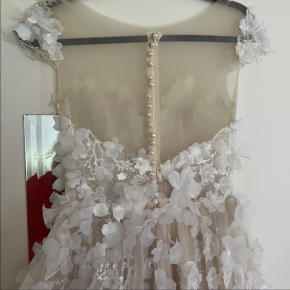 3d floral wedding dress - Picture 3 of 3